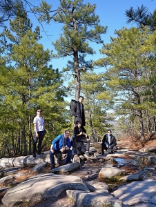 Dancer Jim Chen (top left), stage manager Lawrence Chang (left), and dancers Kenji Kobayashi (top center), Kevin Diao (center), and Roy Chen (right) explore the natural surroundings of the park.

(Photo by Fu TzuYuan)