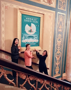 In the lobby of the timeless Detroit Opera House we have (from left) cellist Jasmine Jordan, violist Paulina Mazurkiewicz, and oboist Leen De Blauwe next to an exquisitely framed Shen Yun poster.

(Photo by Leeshai Lemish)