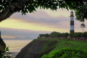 第一天，我們去利馬海岸觀日落。 這是海岸上的La Marina燈塔。

（攝影：Steve S）