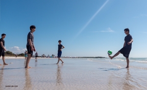 The group finds time to enjoy the beach once more while the sun is out. St. Petersburg has the Guinness World Record title of most consecutive days with sunshine at 768 days! On average, this beach sees 361 sunny days each year. (Photo by Monty Mou)