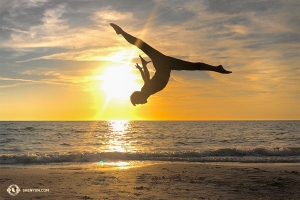 Dancer Monty Mou in front of the spectacular sunset. (Photo by Alvin Song)