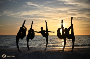 These Shen Yun ladies seem at one with the ocean waves. (Photo by Annie Li)