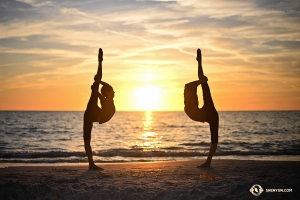Dancer silhouettes bridging heaven and earth. (Photo by Annie Li)