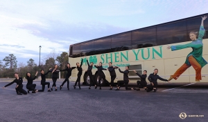 Shen Yun performers arrive in Jacksonville, Florida and quickly assemble into a welcoming pose in front of their tour bus.

(Photo by Principal Dancer Kaidi Wu)