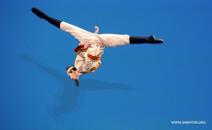 Layout step out by Johnny Tsai in his self-selected dance. (Junior male gold award co-winner)