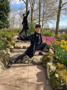 Dikenal sebagai “Taman Eropa”, Taman Keukenhof di Belanda menanam lebih dari 7 juta umbi bunga setiap tahun. Beberapa pose tarian melengkapi pemandangan.