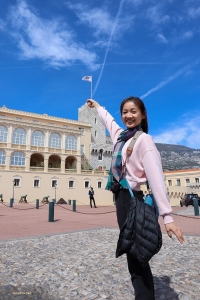Penari Nara berpose lucu di luar Istana Monaco.