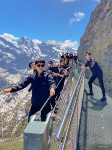 De Birg Thrill Walk is zo'n ongelooflijk avontuur en het uitzicht is de hele weg adembenemend! Deze 200 meter lange, veilige stalen constructie hangt aan de klif rond de berg.
