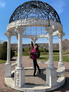 米国ミネソタ州ダルースの美しいリーフ・エリクソン・パークで。コリント式の建物に東洋のタッチを添える、プリンシパルダンサーの黄琳捷（ホワン・リンジエ）。