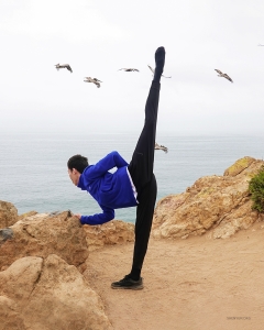 <em>Tan hai</em> (灘海) adalah pose tarian klasik Tiongkok yang secara harfiah berarti, “menghadap ke laut.” Penari Zhiheng Li di Malibu.