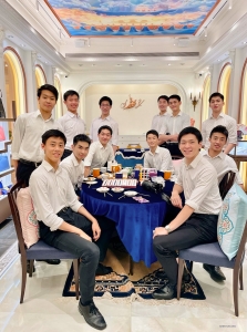 是的，男生們有時也喜愛逛商店。