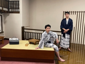 群馬の旅で、浴衣でくつろぐ小林健司。バイオリン奏者の弟ヒロと一緒に。