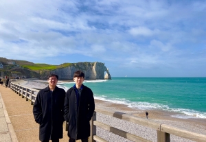 Conductor Chu Yun and Clarinetist Anderson Huang enjoying their visit to Êtretat.