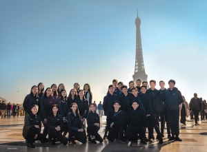 Can you guess which city the Shen Yun New Era Company is in? The giant iron tower at the back might give you a clue!