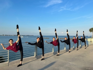 Wie heeft er een dansstudio nodig als je buiten kunt dansen? Deze dansers maken optimaal gebruik van hun omgeving door alles wat ze kunnen vinden te gebruiken als geïmproviseerde barre - inclusief deze reling bij het water!
