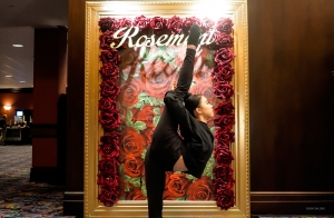 Met moeiteloze gratie demonstreert een danseres de zǐ jīn guān, ook bekend als de 