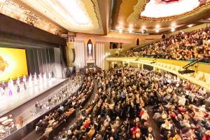 Kurtyna opada i unosi się na zakończenie występu Shen Yun w londyńskim Eventim Apollo.