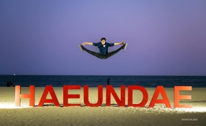 Cuando oscurece, mientras otras personas se van de la playa, nuestros artistas siguen llenos de energía.