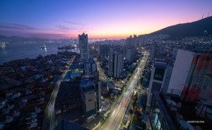 Las brillantes luces de Busan y su costa de ensueño deslumbran desde abajo.