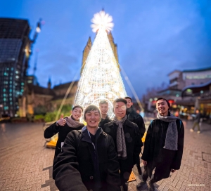Las luces navideñas y las sonrisas iluminan un paseo nocturno por Birmingham, Inglaterra.