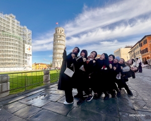Las integrantes de nuestra orquesta conocen la importancia del trabajo en equipo –ya sea tocando en la orquesta o sosteniendo la Torre Inclinada de Pisa.