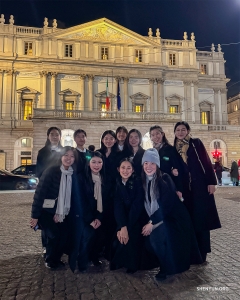 Aprovechando la oportunidad de ser parte del público, nuestros músicos disfrutan de una noche de Tchaikovsky en la sala de ópera del Teatro alla Scala de Milán, Italia.