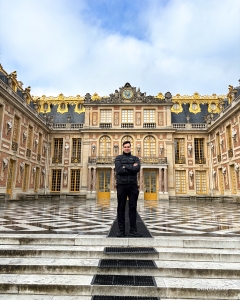 Un maestro de ceremonias hace su gran aparición en el Patio de Mármol, el patio original del Palacio de Versalles.