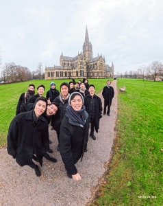 Durante una visita a la Catedral de Salisbury, el cielo gris y los chapiteles góticos no logran arruinar el ánimo de nuestros bailarines.