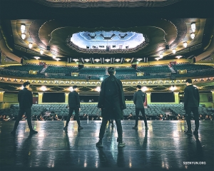 Es casi hora del show, y los artistas encuentran sus posiciones sobre el escenario y en el foso de orquesta en el Eventim Apollo de Londres.