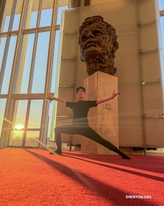Un bailarín posa en el Grand Foyer del Trump-Kennedy Center de Washington, D.C.