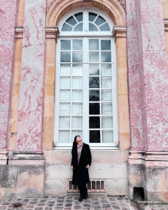 La solista del erhu Linda Wang hace juego con el Grand Trianon de Versalles.