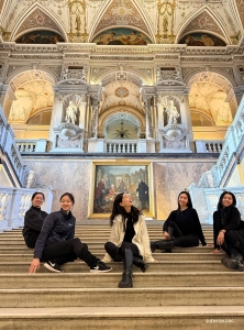 Dentro del museo, la grandiosa escalera interior ofrece un respiro –y un buen marco para tomarse fotos– durante el recorrido.