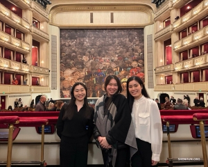 Integrantes de nuestra orquesta disfrutan de una velada en la Ópera Estatal de Viena.