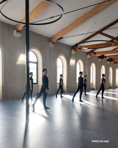Incluso durante la gira, el entrenamiento continúa. En Tolón, Francia, una sala bañada de luz en el teatro Zenith de Toulon nos sirve como estudio de danza temporal.