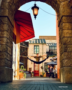 ¡Luz, cámara, acción! Un bailarín posa en el aire como si fueran efectos especiales en Universal Studios de Hollywood.