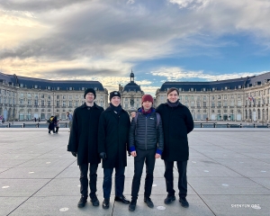 La Place de la Bourse en Burdeos, Francia, ofrece un estudio de la belleza de la simetría.