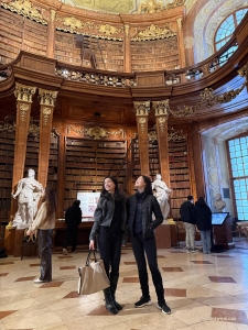 La Biblioteca Nacional de Austria, ubicada en el Palacio Hofburg de Viena, es la biblioteca barroca más grande de Europa. Las bailarinas Diana Tseng y Shindy Cai admiraron los ornamentados frescos del Salón Estatal (Pruksaal), considerado uno de los interiores de biblioteca más bellos del mundo.