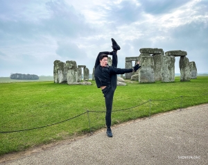Con la misteriosa estructura de Stonehenge de fondo, el bailarín Jesse Browde realiza un cháo tiān dēng, una técnica que literalmente significa 