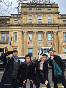 Cuatro bailarines canadienses encuentran un recuerdo de su hogar en la Plaza Trafalgar.