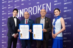 Phil Wong, concejal de Nueva York (2o a la izq) y Bernard Chow, representante de servicios al votante (2nd a la der) presentan una proclamaci&oacute;n a Shen Yun Performing Arts junto con los primeros bailarines Piotr Huang (izq) y Angelia Wang (der). (Samira Bouaou/The Epoch Times)