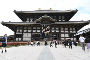 而在鄰近的奈良，他們則於東大寺中，感受到古代中國文化的深遠影響。這座寺廟正是仿照中國唐代建築風格而建。